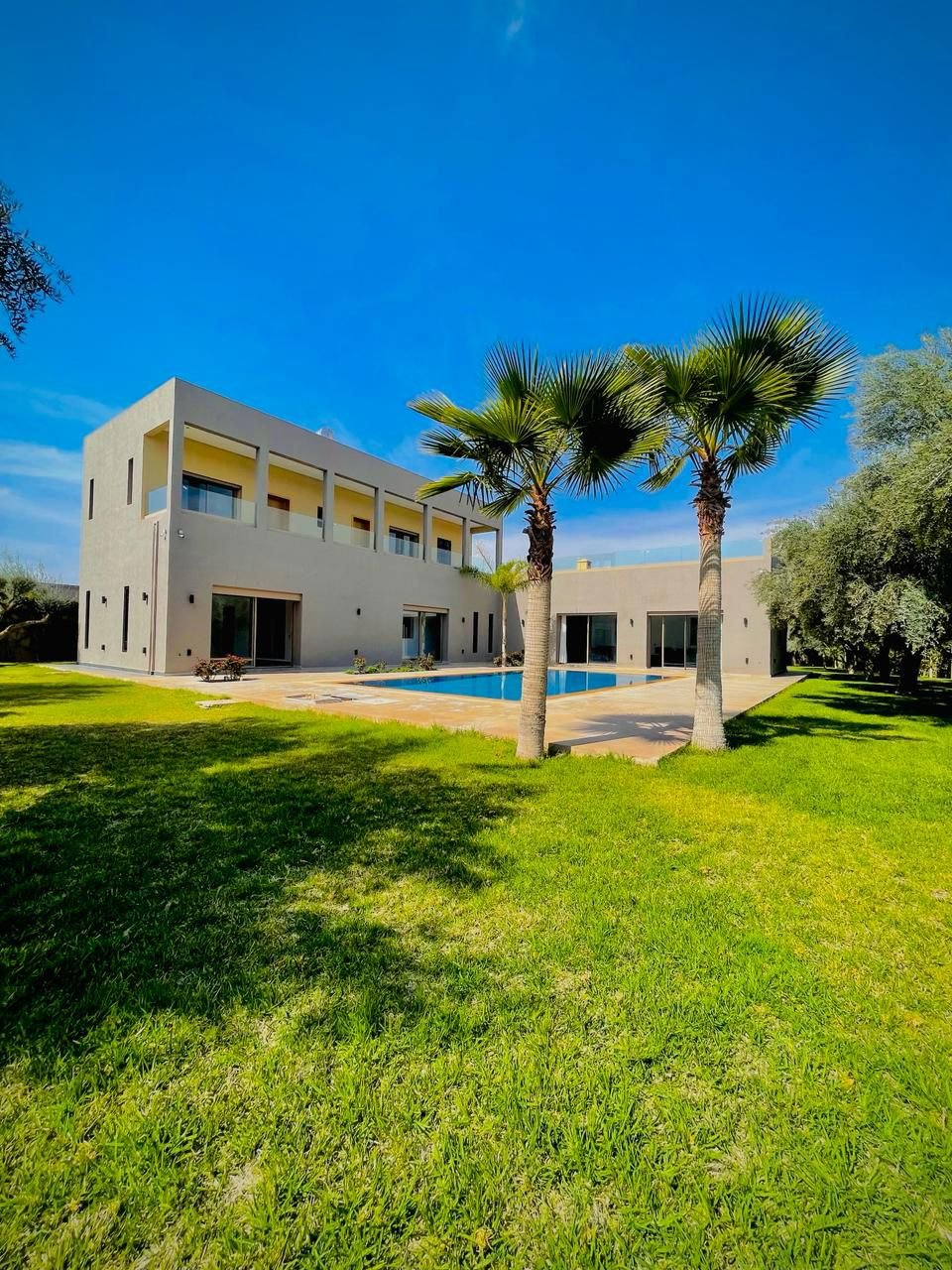 Villa Spacieuse avec Piscine – Route de Fès